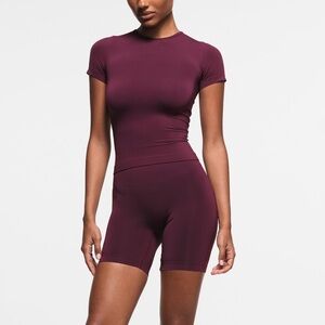 Skims Soft Smoothing Tshirt in Deep Berry